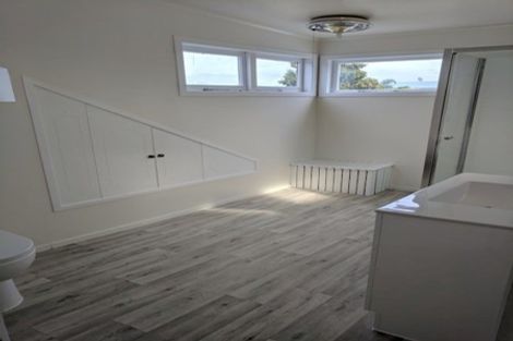 Photo of property in 976 East Coast Road, Northcross, Auckland, 0632