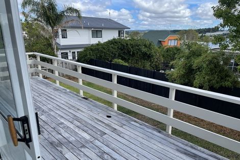 Photo of property in 2/318 Sunset Road, Unsworth Heights, Auckland, 0632