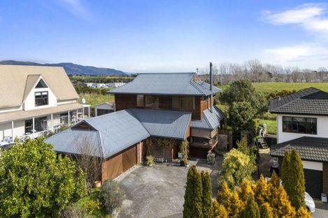 Photo of property in 35 Springdale Grove, Fitzherbert, Palmerston North, 4410