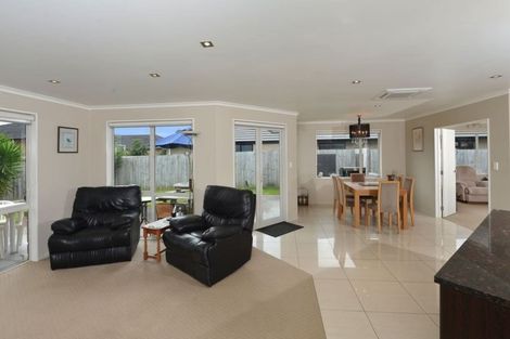 Photo of property in 18 Roto View, One Tree Point, 0118