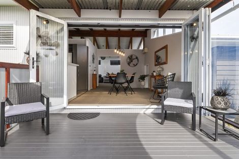 Photo of property in 10 Wikiriwhi Crescent, Awapuni, Palmerston North, 4412