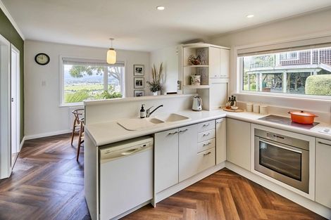 Photo of property in 16 Raynham Way, Silverstream, Upper Hutt, 5019