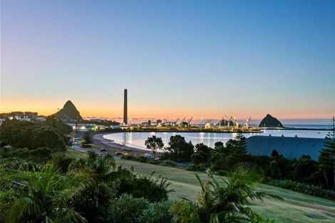 Photo of property in 46 Whiteley Street, Moturoa, New Plymouth, 4310