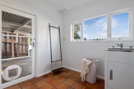 Photo of property in 1/14 Wernham Place, Northcote, Auckland, 0626