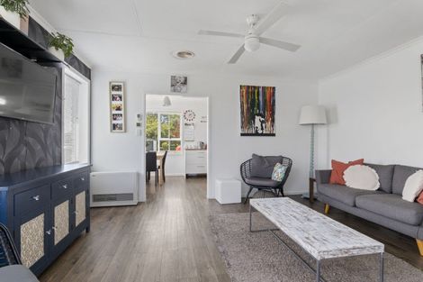 Photo of property in 6 Kahikatea Street, Inglewood, 4330