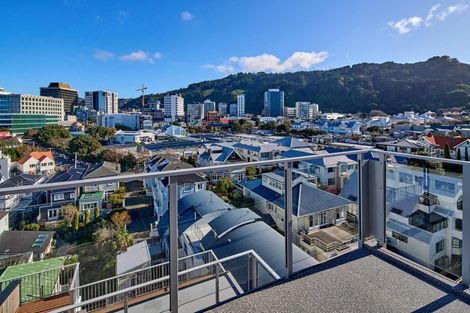 Photo of property in Endeavour Apartments, 3/125 Thorndon Quay, Pipitea, Wellington, 6011