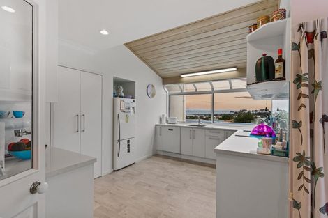 Photo of property in 32 Cherub Place, West Harbour, Auckland, 0618