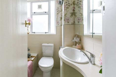 Photo of property in Owd Trafford Flats, 17 Brougham Street, Mount Victoria, Wellington, 6011