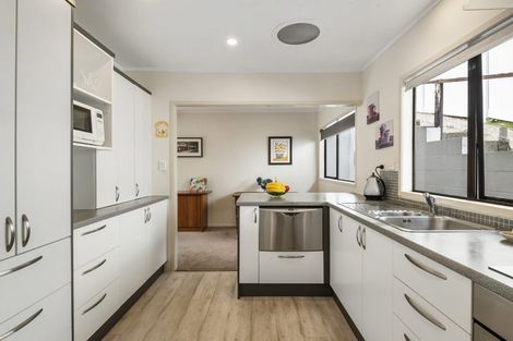 Photo of property in 2/13 Newstead Avenue, Browns Bay, Auckland, 0632