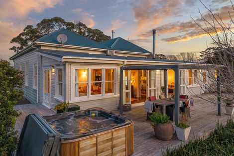 Photo of property in 124 Rimmer Road, Helensville, 0875