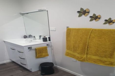 Photo of property in 60 Kawakawa-orere Road, Kawakawa Bay, Papakura, 2585