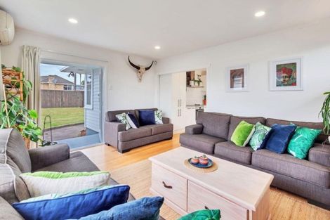Photo of property in 60 Glen Marine Parade, Glendene, Auckland, 0602