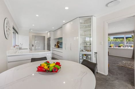 Photo of property in 7a Caledonia Place, Highlands Park, New Plymouth, 4312