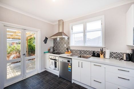 Photo of property in 27 Knowles Street, Terrace End, Palmerston North, 4410