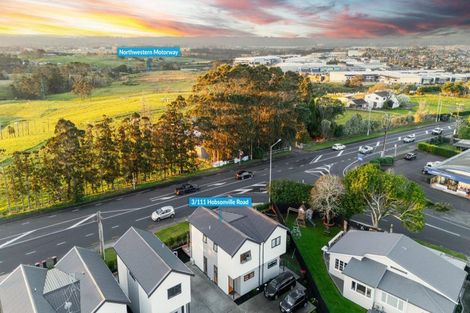 Photo of property in 3/111 Hobsonville Road, West Harbour, Auckland, 0618