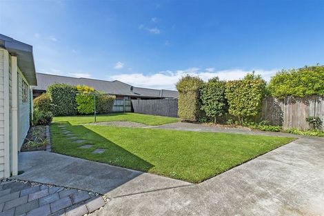 Photo of property in 33 Farquhars Road, Redwood, Christchurch, 8051