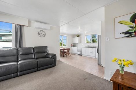 Photo of property in 2/11 Parakai Avenue, Parakai, 0830