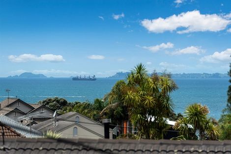 Photo of property in 2/33 Montgomery Avenue, Rothesay Bay, Auckland, 0630