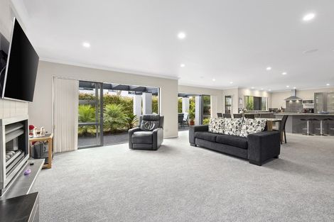 Photo of property in 21 Newbury Place, Schnapper Rock, Auckland, 0632