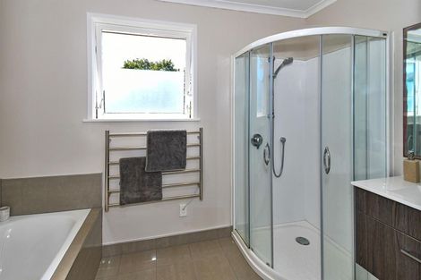 Photo of property in 2 Cheam Place, Pakuranga Heights, Auckland, 2010