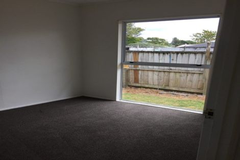 Photo of property in 2/17 Woodside Road, Massey, Auckland, 0614