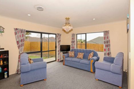 Photo of property in 18 Plumstead Rise, Glen Eden, Auckland, 0602