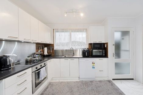 Photo of property in 69 Kemp Road, Massey, Auckland, 0614