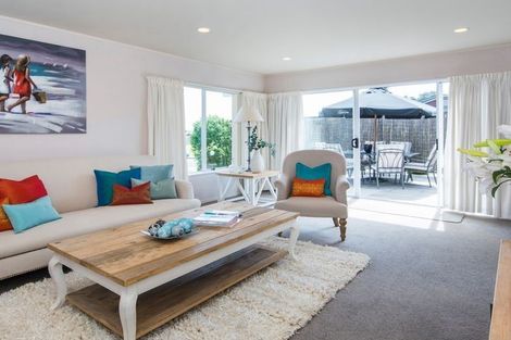 Photo of property in 10 West Fairway, Golflands, Auckland, 2013