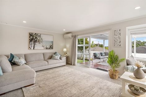 Photo of property in 2/862 East Coast Road, Northcross, Auckland, 0630