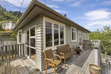 Photo of property in 92 Milton Terrace, Picton, 7220