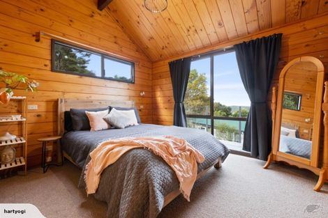 Photo of property in 52 Rauhuia Crescent, Parau, Auckland, 0604