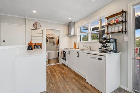 Photo of property in 245 Vipond Road, Stanmore Bay, Whangaparaoa, 0932