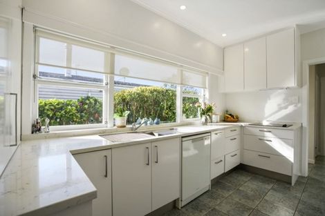 Photo of property in 1/290 East Coast Road, Forrest Hill, Auckland, 0620