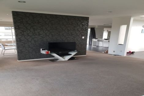 Photo of property in 106 Lake Panorama Drive, Henderson Valley, Auckland, 0612