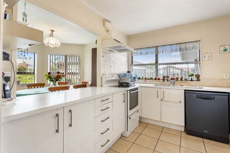 Photo of property in 3 Bosnyak Drive, Te Atatu South, Auckland, 0610