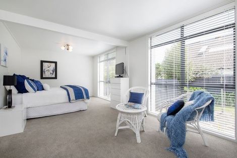 Photo of property in 33 The Crest, Sunnyhills, Auckland, 2010