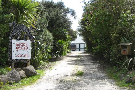 Photo of property in 3 Te Ahuahu Road, Piha, New Lynn, 0772