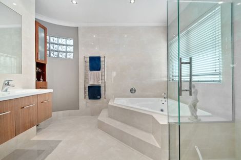 Photo of property in 6 Courtneys, West Harbour, Auckland, 0618