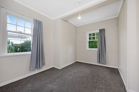 Photo of property in 118 Kelburn Parade, Kelburn, Wellington, 6012