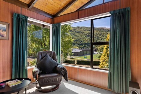 Photo of property in 16 Argyle Place, Arrowtown, 9302