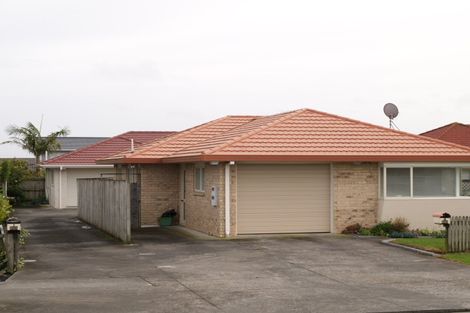 Photo of property in 2/329 Botany Road, Golflands, Auckland, 2013
