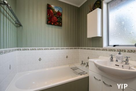 Photo of property in 7 Cheltenham Terrace, Newlands, Wellington, 6037