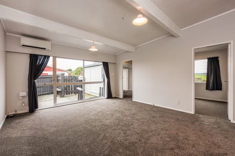 Photo of property in 7 Chetwode Grove, Newlands, Wellington, 6037
