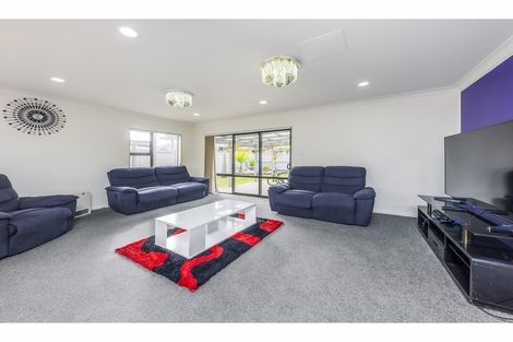 Photo of property in 8 Bellshill Close, Wattle Downs, Auckland, 2103