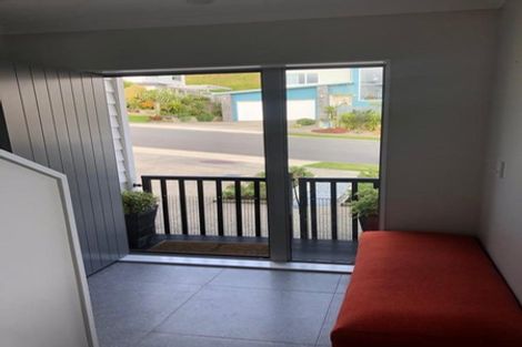 Photo of property in 35 Havana Rise, Grenada Village, Wellington, 6037