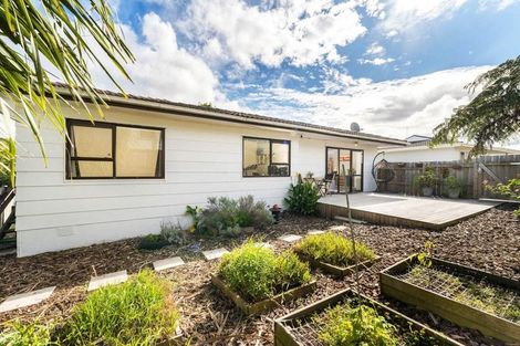 Photo of property in 2/12 Benchmark Drive, Massey, Auckland, 0614