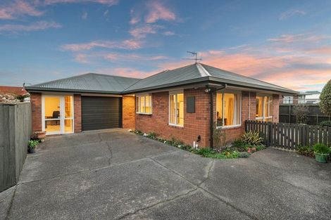 Photo of property in 2/14 Middlepark Road, Sockburn, Christchurch, 8042