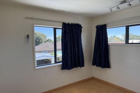 Photo of property in 17 Beach Road, Te Atatu Peninsula, Auckland, 0610