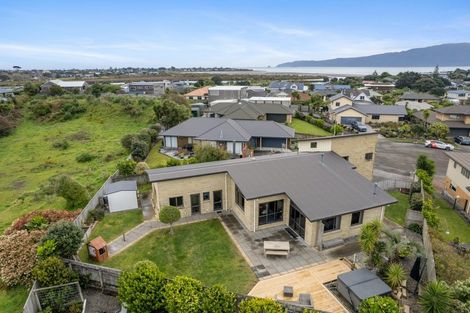 Photo of property in 11 Te Ropata Place, Waikanae Beach, Waikanae, 5036