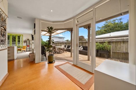 Photo of property in 180 Brooklands Road, Vogeltown, New Plymouth, 4310